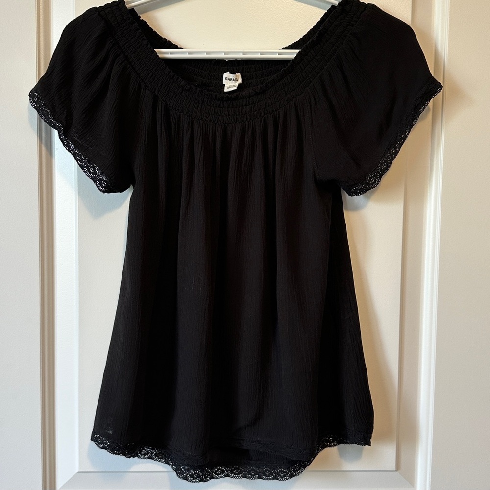🔥 3/$20 Garage off-shoulder flutter top XS (fits big!)